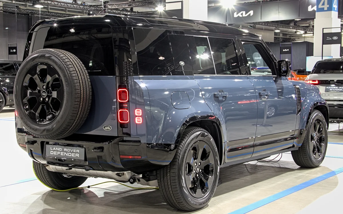 Defender מול G-Class